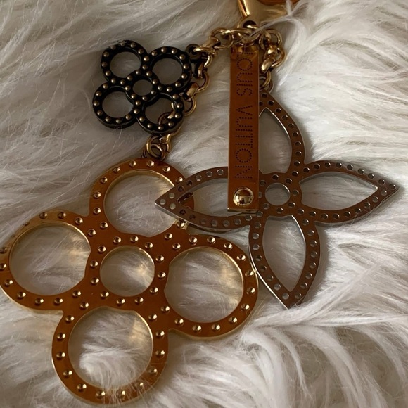 LV Fleur d’Épi Bag Charm / Key Holder ✨ - Picture 5 of 15